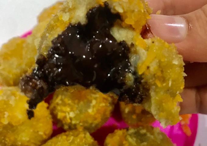 7. BOLA PISANG CRUNCHY COKLAT KEJU LUMER