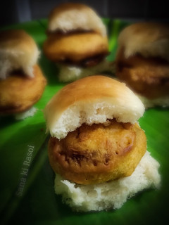वड़ा पाव (Vada pav recipe in Hindi) रेसिपी मुख्य फोटो