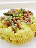 Fusilli con crema di asparagi verdi e ragù bianco di tastasale