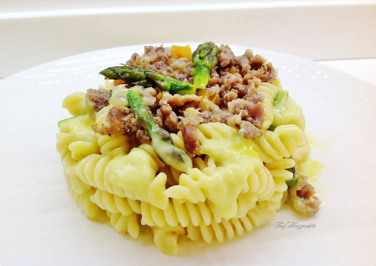 Fusilli con crema di asparagi verdi e ragù bianco di tastasale