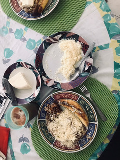 Una foto de Arroz de Fideos con plátano asado y queso costeño Comida Vallenata