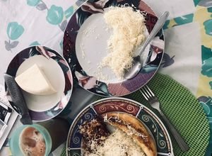 Una foto de Arroz de Fideos con plátano asado y queso costeño Comida Vallenata