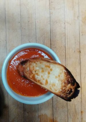 A picture of Roasted tomato basil soup.