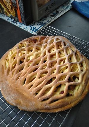Une photo de Tarte briochee pomme fruits séchés