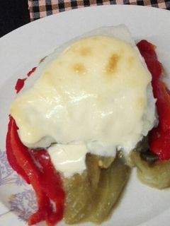 Una foto de Bacalao con muselina de ajo, encima de escalivada