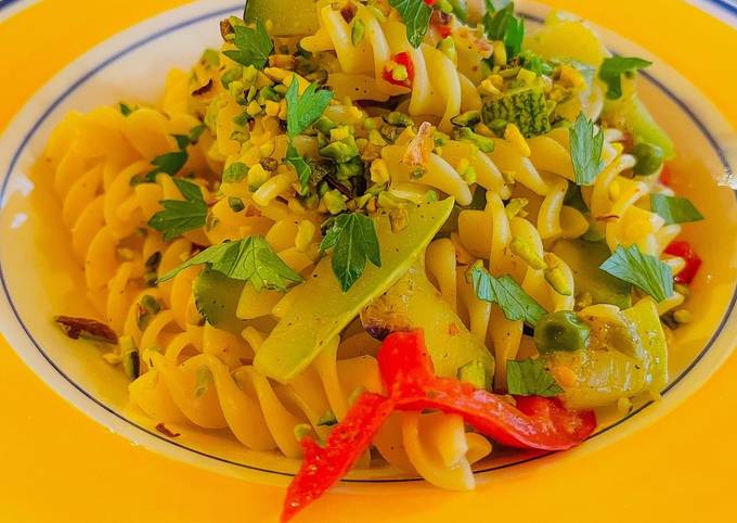Ricetta di Qualsiasi notte della settimana Fusilli con piselli e pistacchio