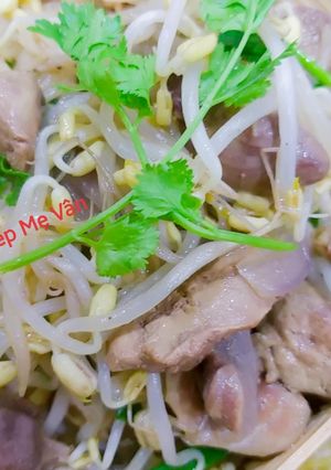 Hình của món Lòng gà xào giá.