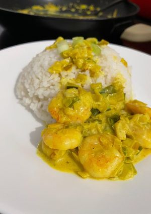 Une photo de Curry jaune de crevettes au lait de coco