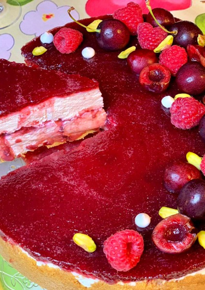 Una foto de Tarta de queso y cerezas (sin horno)