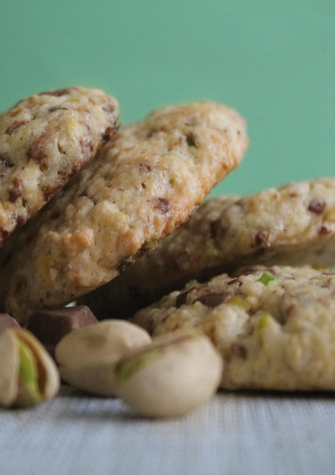 Una foto de Cookies de chocolate y pistachos