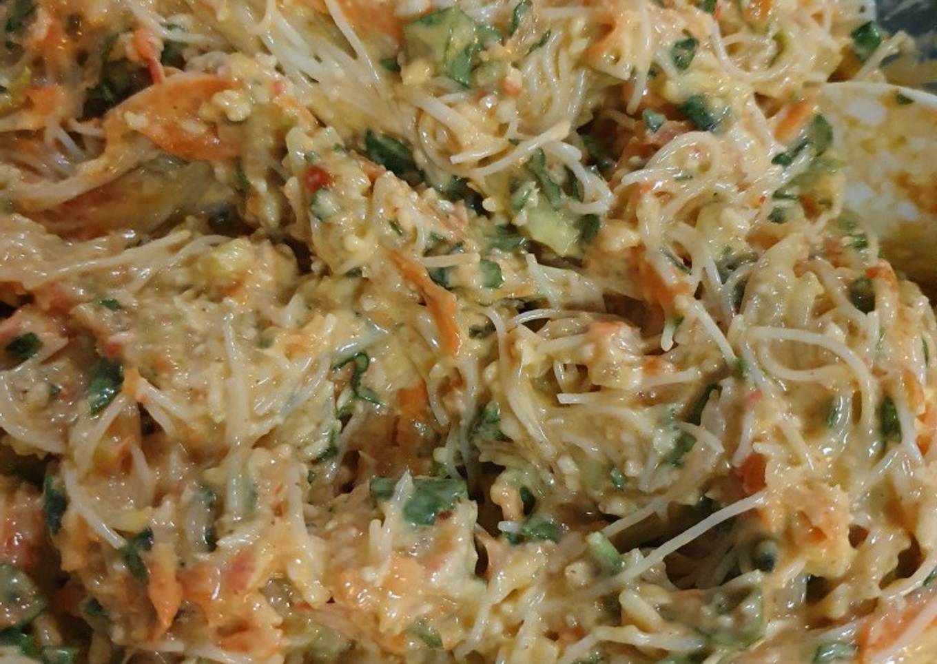 Ensalada de surimi con tallarines de arroz