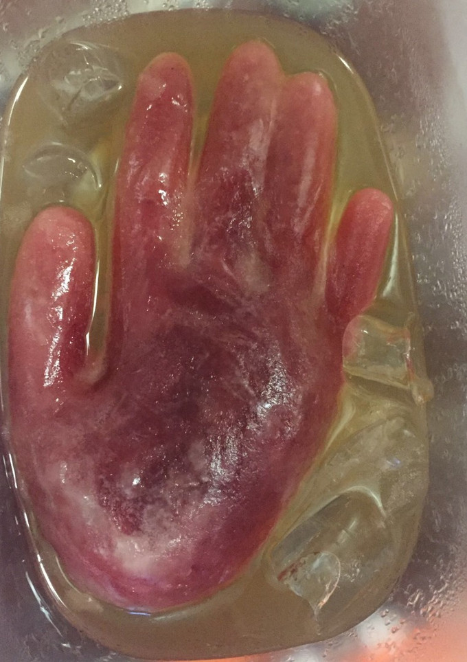 Una foto de Cóctel  de mano 🤚 de muerto 💀 para Halloween 🎃