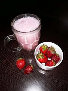 ஸ்ட்ராபெர்ரி மில்க்‌ஷேக் (Straw berry Milk shake Recipe In Tamil) செய்முறை முக்கிய புகைப்படம்
