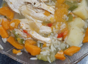 Una foto de Clásica sopa casera de verduras 🥕🥔🫑🍵