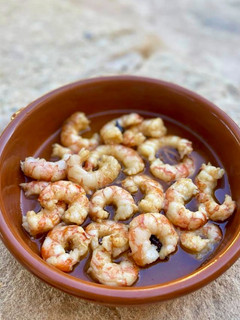 Una foto de Gambones al ajillo muy mediterráneos