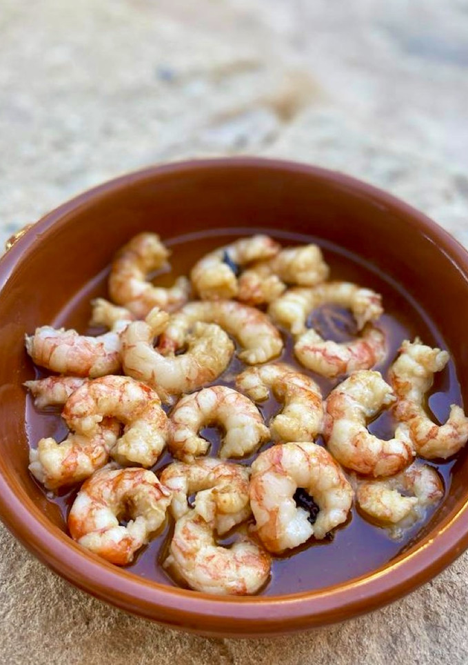 Una foto de Gambones al ajillo muy mediterráneos