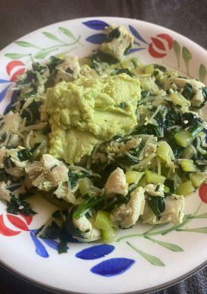 Una foto de Pollo con verduras y cabellos de ángel