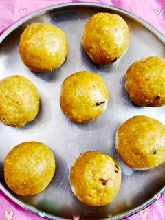 रवा बेसन लाडू (rava besan ladoo recipe in marathi) रेसिपी चे मुख्य फोटो