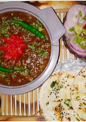 अमृतसरी छोले विथ गालिक कुलचे (amritsari chole with garlic kulche recipe in Hindi) रेसिपी मुख्य फोटो