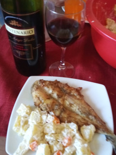 Una foto de Pescado frito con papas mayo