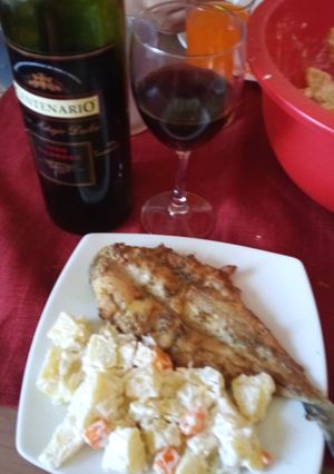 Una foto de Pescado frito con papas mayo