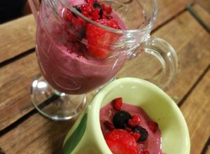 Una foto de Nieve de frutos rojos (saludable y fácil)