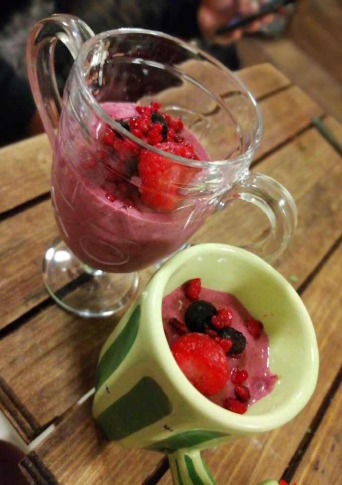 Una foto de Nieve de frutos rojos (saludable y fácil)
