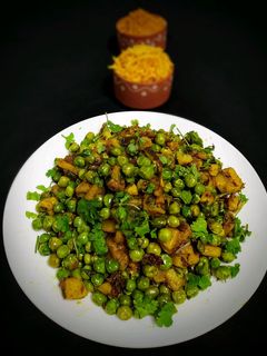 हरे मटर की घुघनी (Hare Matar ki ghugni recipe in Hindi) रेसिपी मुख्य फोटो
