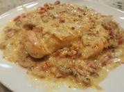 Una foto de pechugas de pollo en salsa