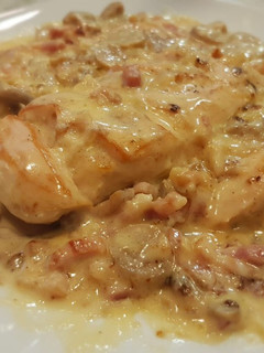 Una foto de Pechugas de pollo encebolladas en salsa de nata