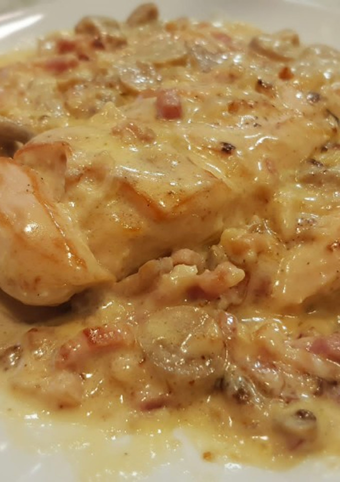 Una foto de Pechugas de pollo encebolladas en salsa de nata
