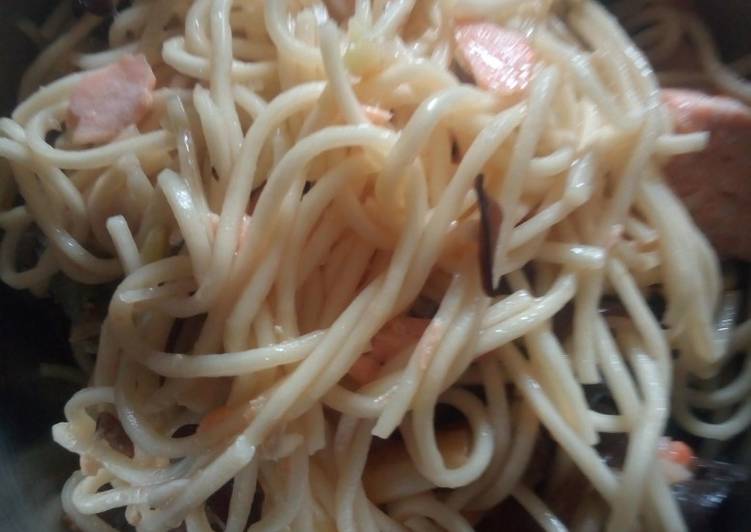 鮭魚炒麵