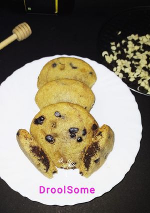 A picture of Peanut butter with honey chocolate stuffed cookies.
