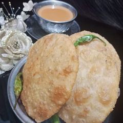 A picture of Daal kachori with tea.
