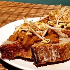 Chicken satay toast 🥜 A picture of Chicken satay toast 🥜.