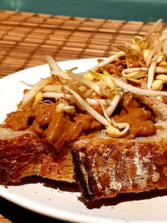 A picture of Chicken satay toast 🥜.