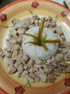 Una foto de Pollo en cubitos y al romero