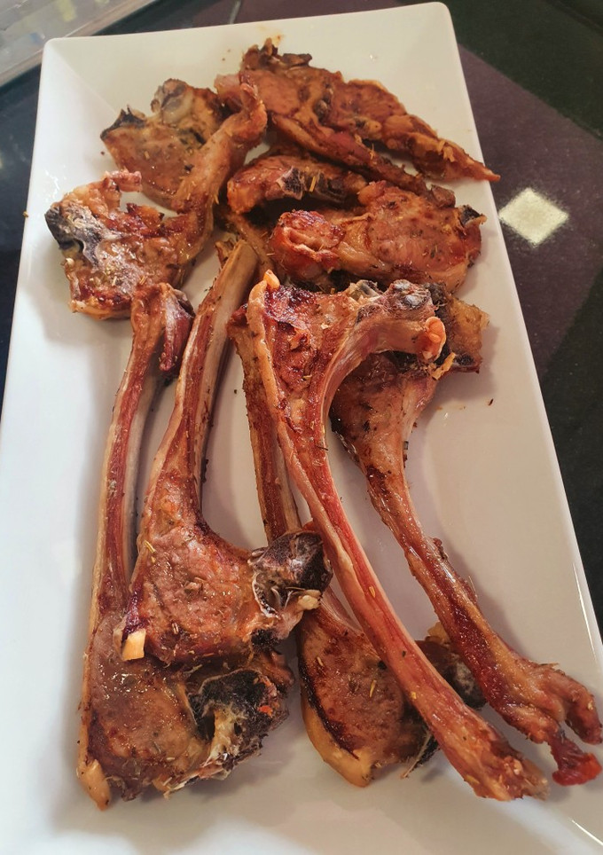 Una foto de Chuletas de cordero en freidora de aire Cosori