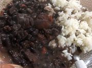 Una foto de carne de aguja y arroz