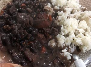 Una foto de Poroteada / porotos negros / feijoada a mi gusto