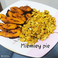 A picture of Fried plantain with scramble egg.
