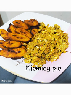 A picture of Fried plantain with scramble egg.