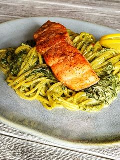Lazac spenótos spagettivel gluténmentesen recept fotója