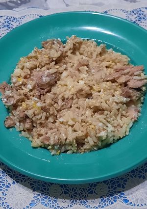 Una foto de Arroz con sardinas y huevo revuelto