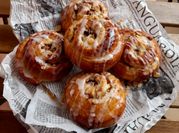 Una foto de rollitos de manzana y canela