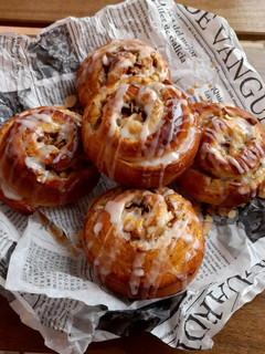Una foto de Rollitos de canela, manzana, almendras y anís