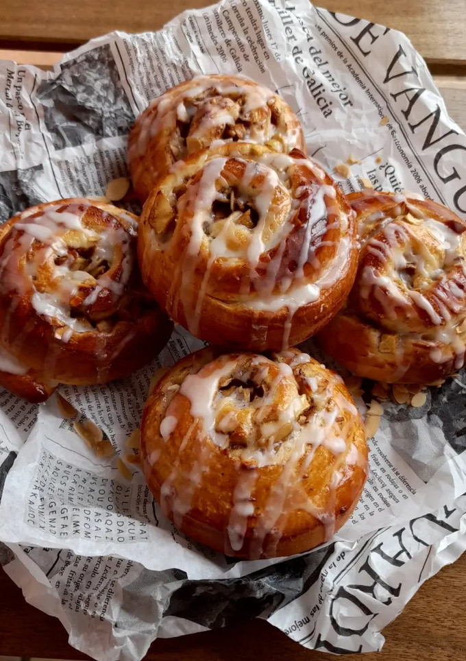 Una foto de Rollitos de canela, manzana, almendras y anís