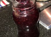 Una foto de dulce de moras y frutilla