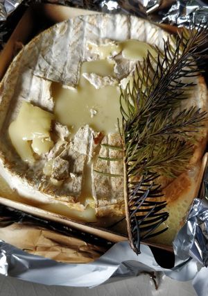 Une photo de Camembert rôti, romarin ou sapin