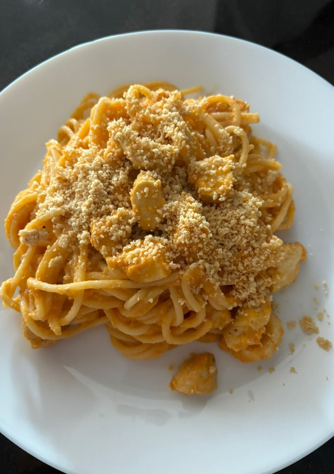 Una foto de Espagueti en salsa de cacahuete con pollo
